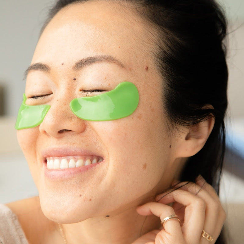 A highly caffeinated natural eye mask to de-puff and brighten the under-eye area in a single set from 100% Pure.