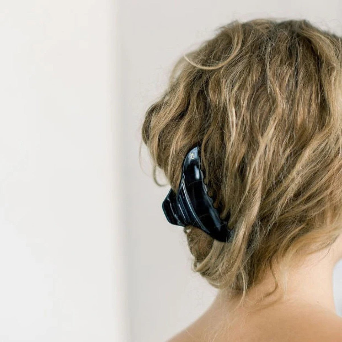 Chelsea King French Claw Black - Medium - The Green Kiss