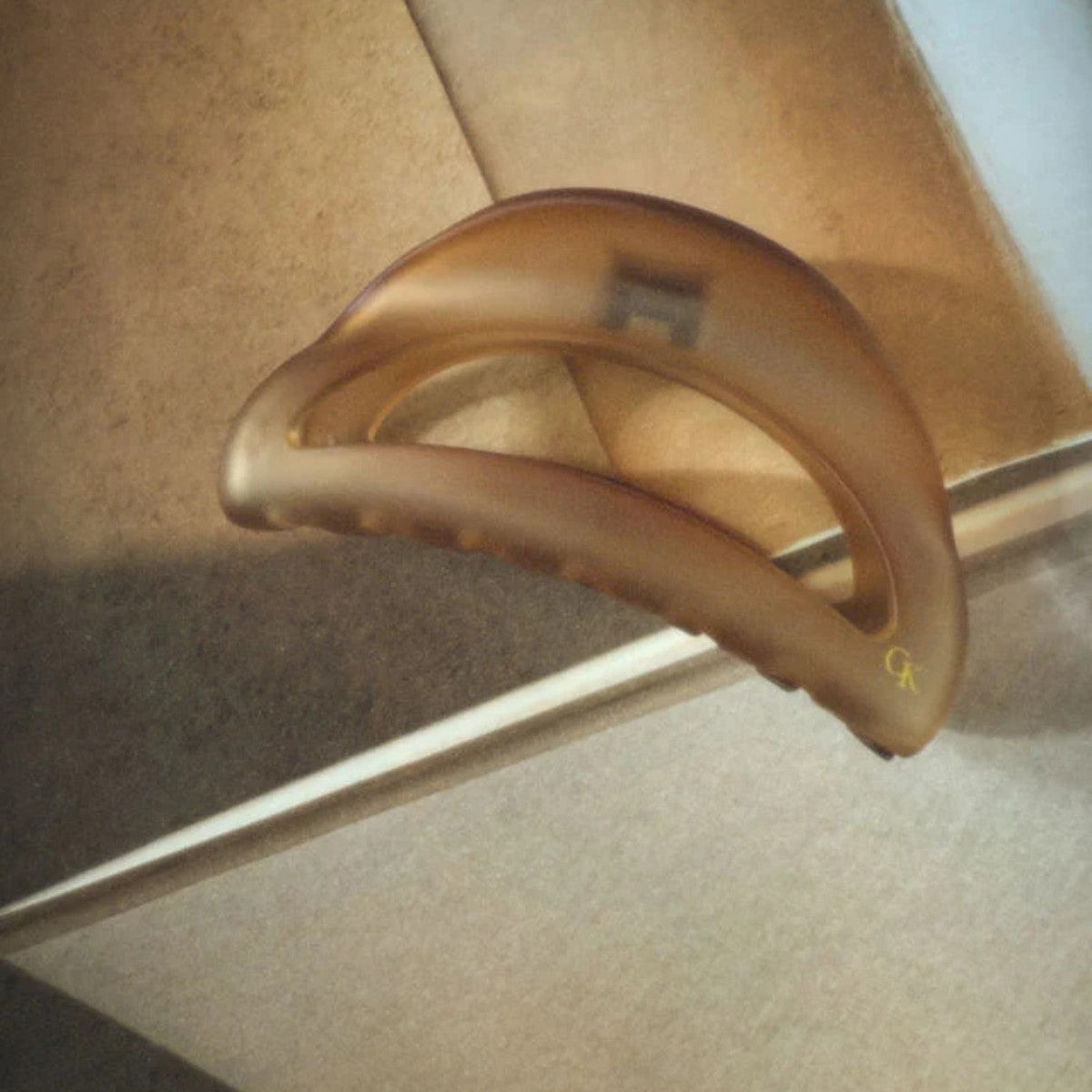 Chelsea King French L’Arc Cutout Claw Champagne Amber